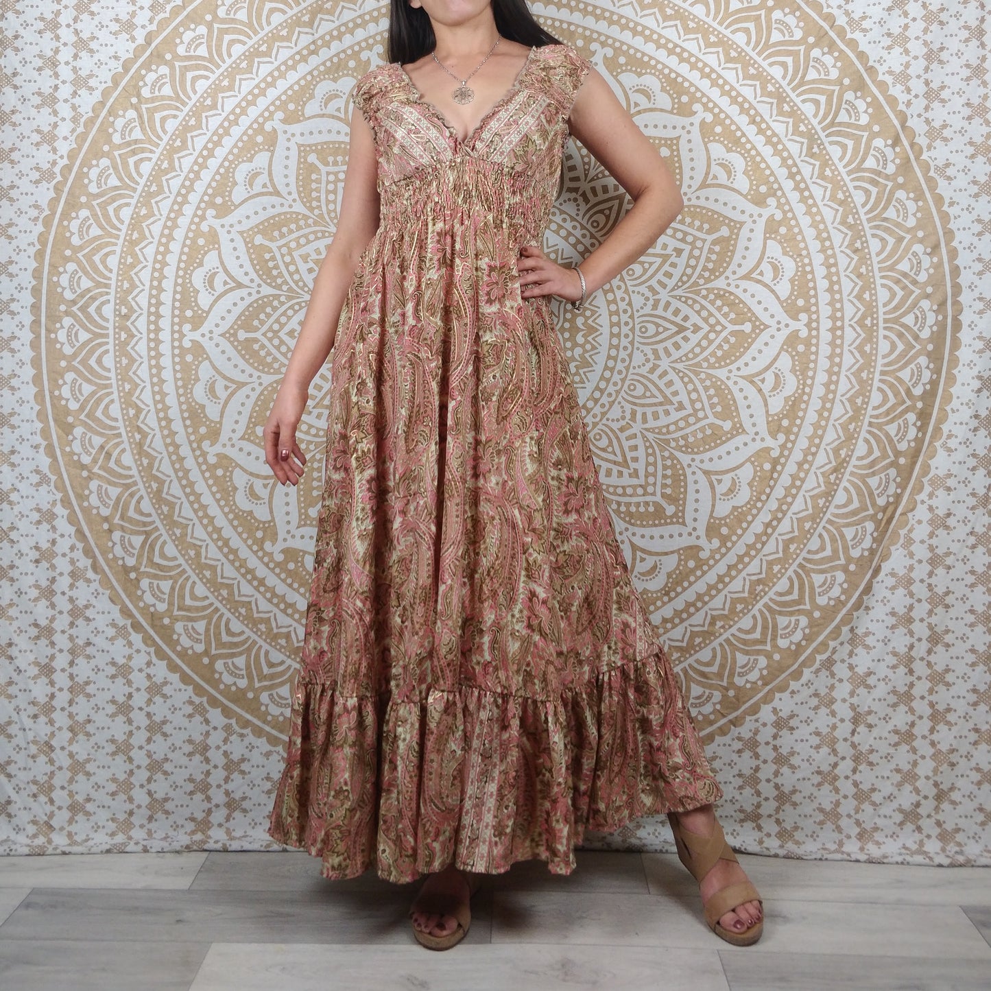 Robe longue Khersa en soie indienne. Maxi robe bohème en soie indienne avec manches courtes. Imprimé paisley rose avec insertions dorées.