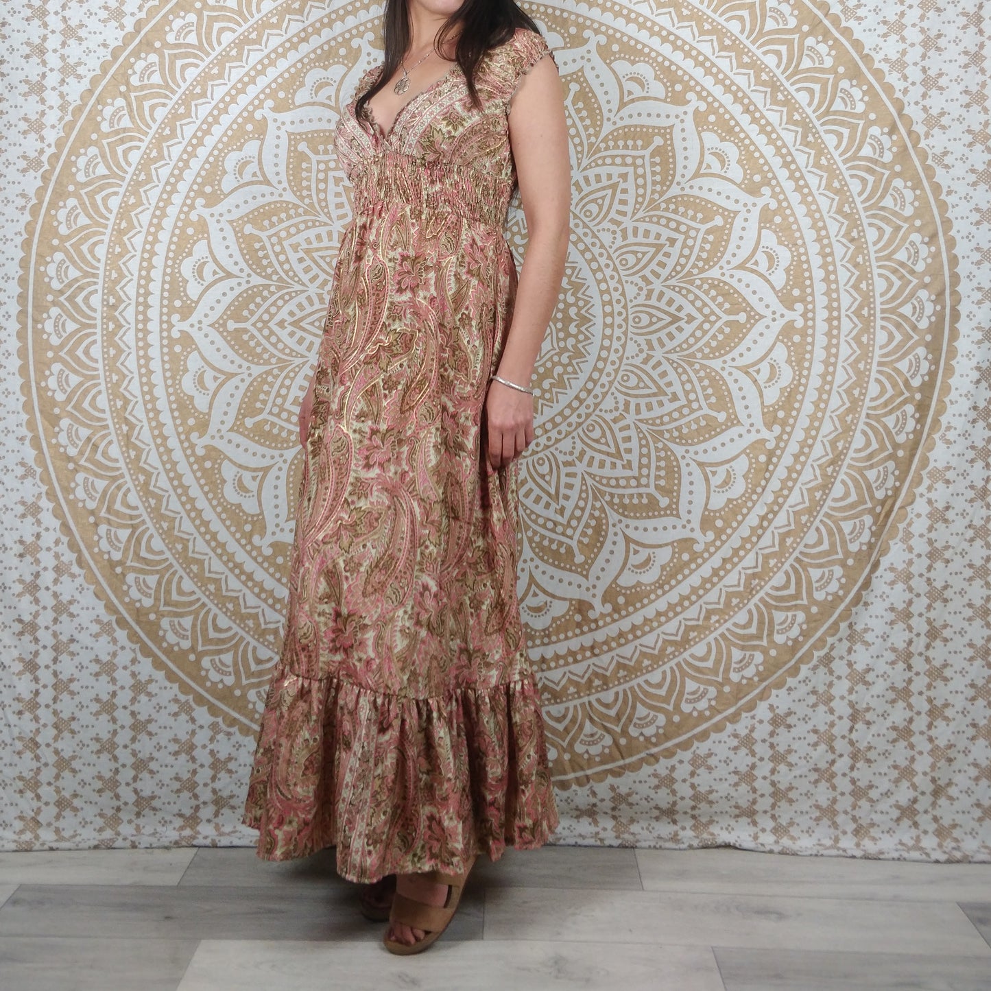 Robe longue Khersa en soie indienne. Maxi robe bohème en soie indienne avec manches courtes. Imprimé paisley rose avec insertions dorées.