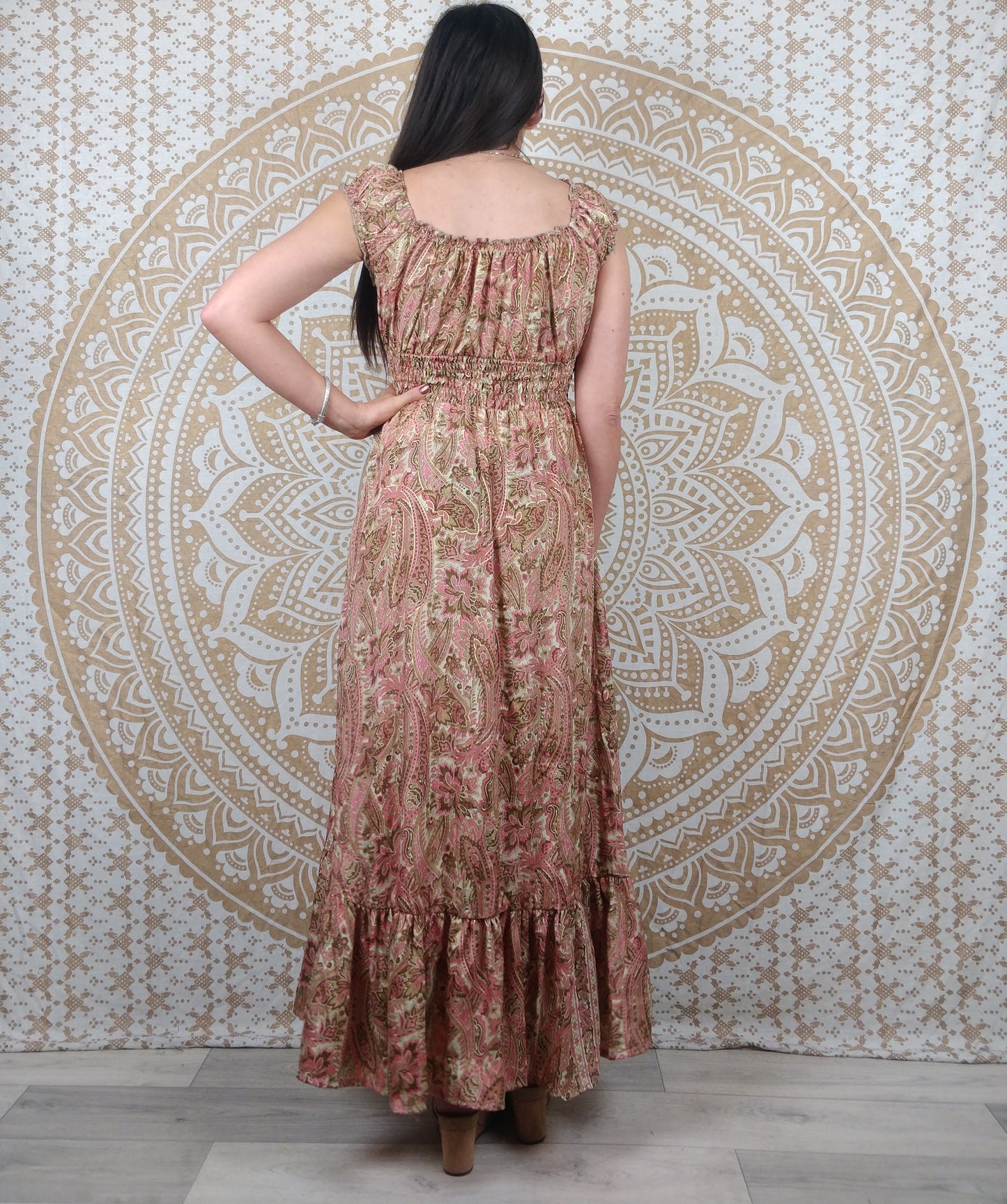 Robe longue Khersa en soie indienne. Maxi robe bohème en soie indienne avec manches courtes. Imprimé paisley rose avec insertions dorées.