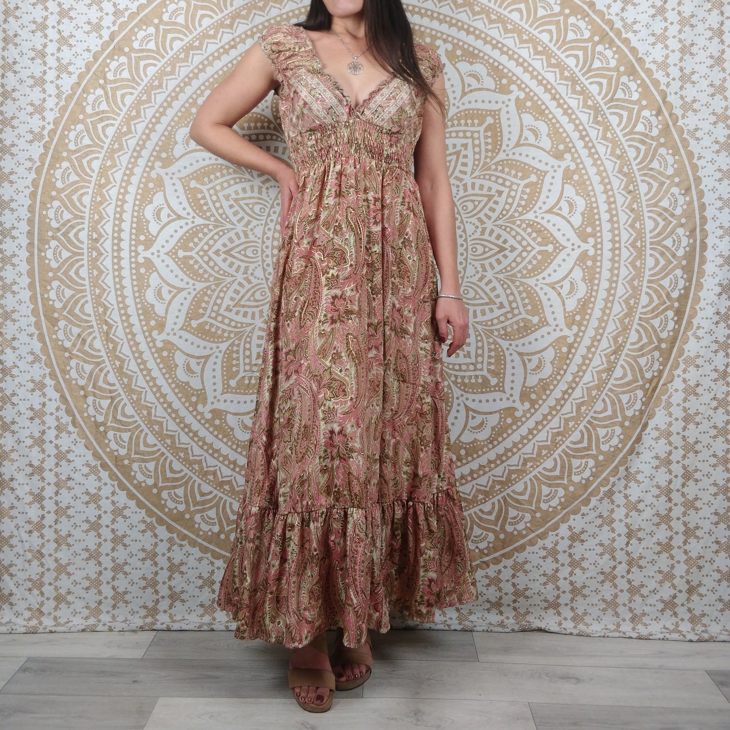 Robe longue Khersa en soie indienne. Maxi robe bohème en soie indienne avec manches courtes. Imprimé paisley rose avec insertions dorées.