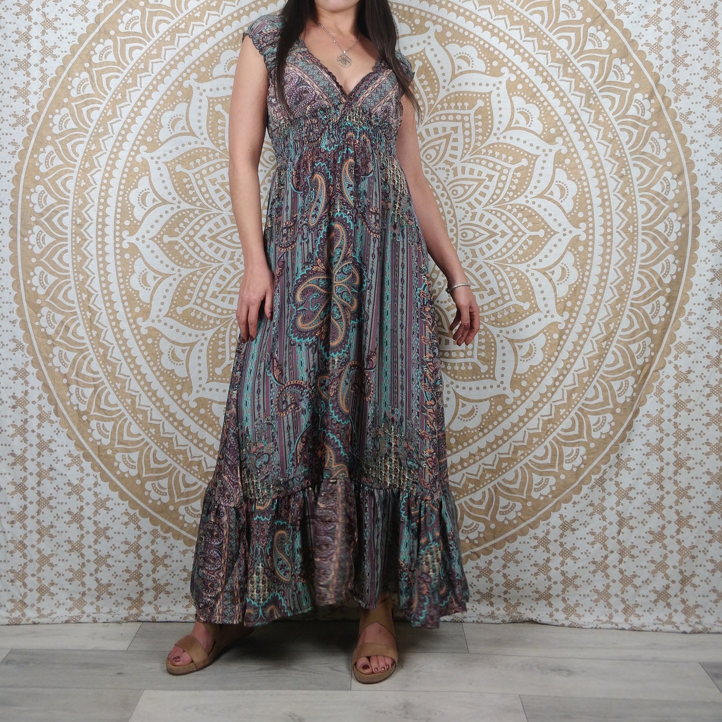 Robe longue Khersa en soie indienne. Maxi robe bohème en soie indienne avec manches courtes. Imprimé ethnique violet.