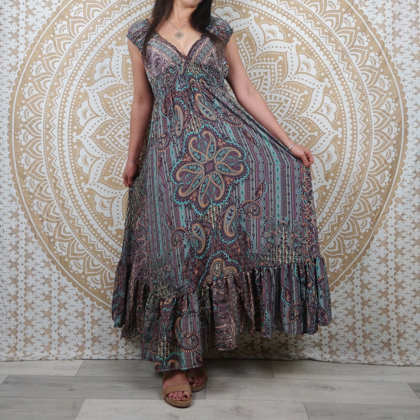 Robe longue Khersa en soie indienne. Maxi robe bohème en soie indienne avec manches courtes. Imprimé ethnique violet.