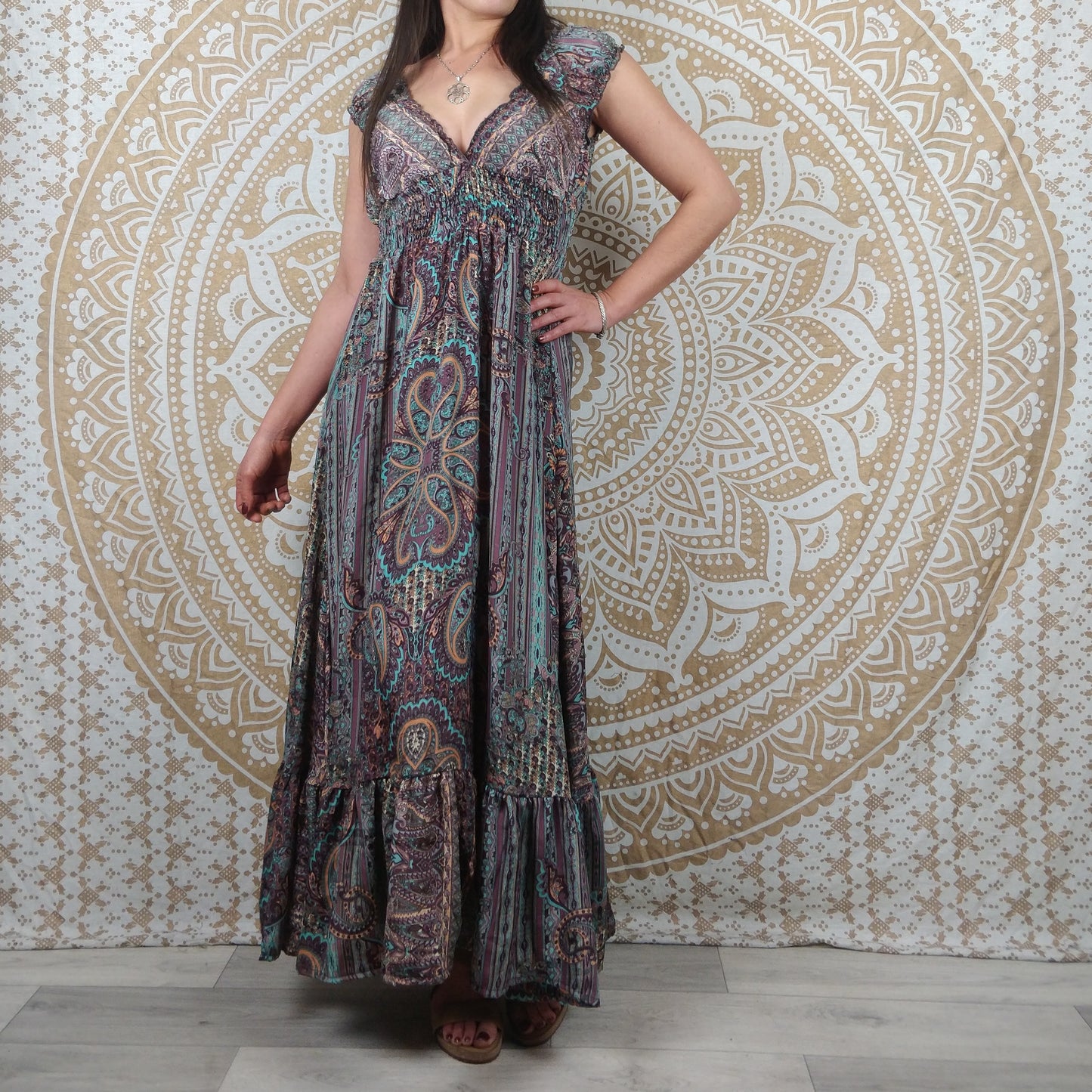 Robe longue Khersa en soie indienne. Maxi robe bohème en soie indienne avec manches courtes. Imprimé ethnique violet.