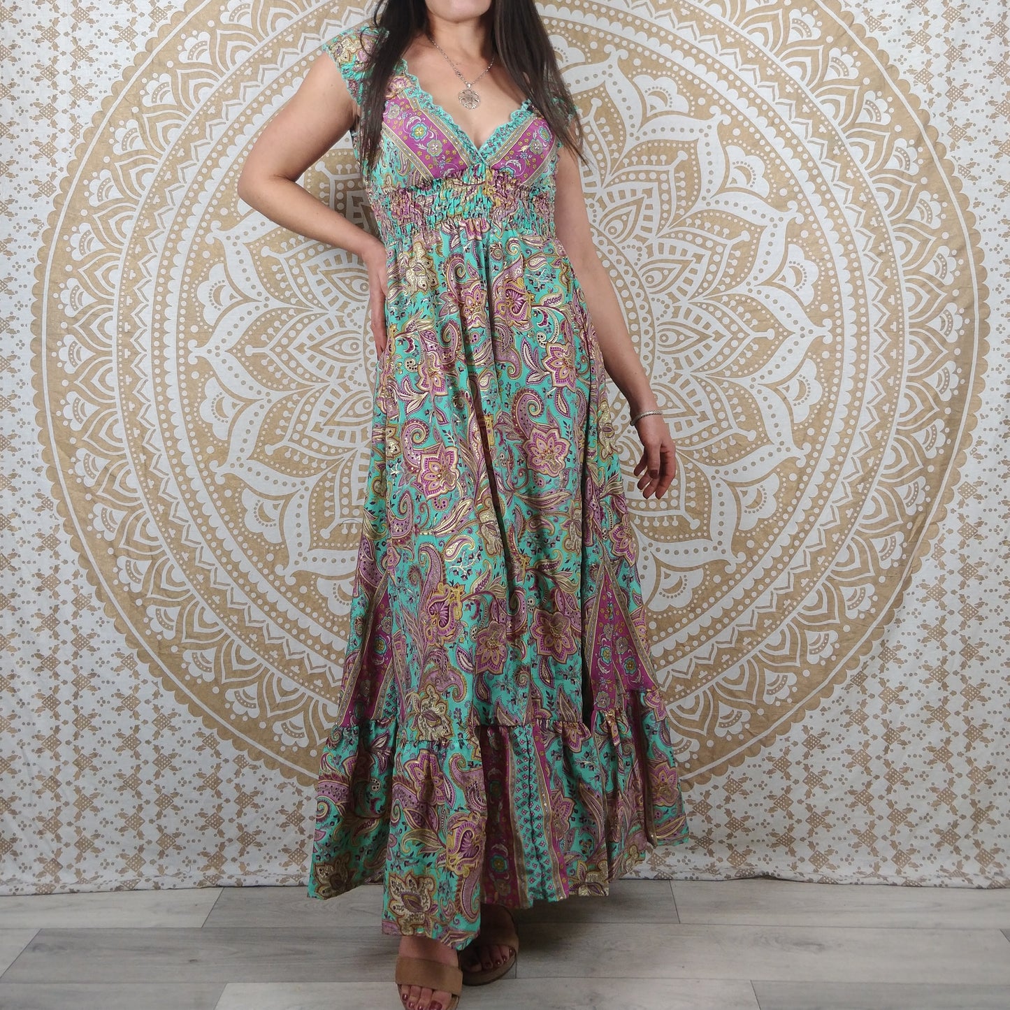 Robe longue Khersa en soie indienne. Maxi robe bohème en soie indienne avec manches courtes. Imprimé fleuri bleu et rose avec insertions dorées.