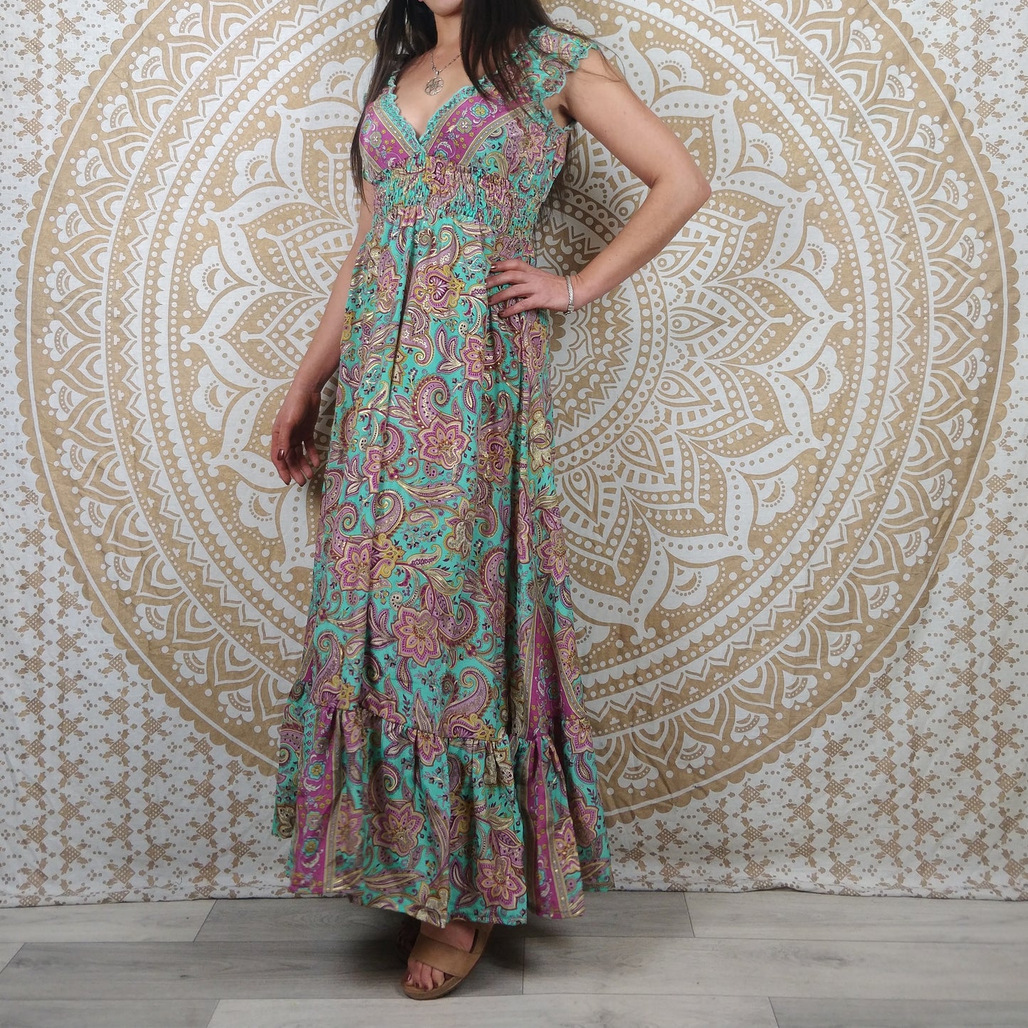 Robe longue Khersa en soie indienne. Maxi robe bohème en soie indienne avec manches courtes. Imprimé fleuri bleu et rose avec insertions dorées.