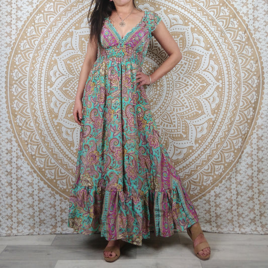 Robe longue Khersa en soie indienne. Maxi robe bohème en soie indienne avec manches courtes. Imprimé fleuri bleu et rose avec insertions dorées.