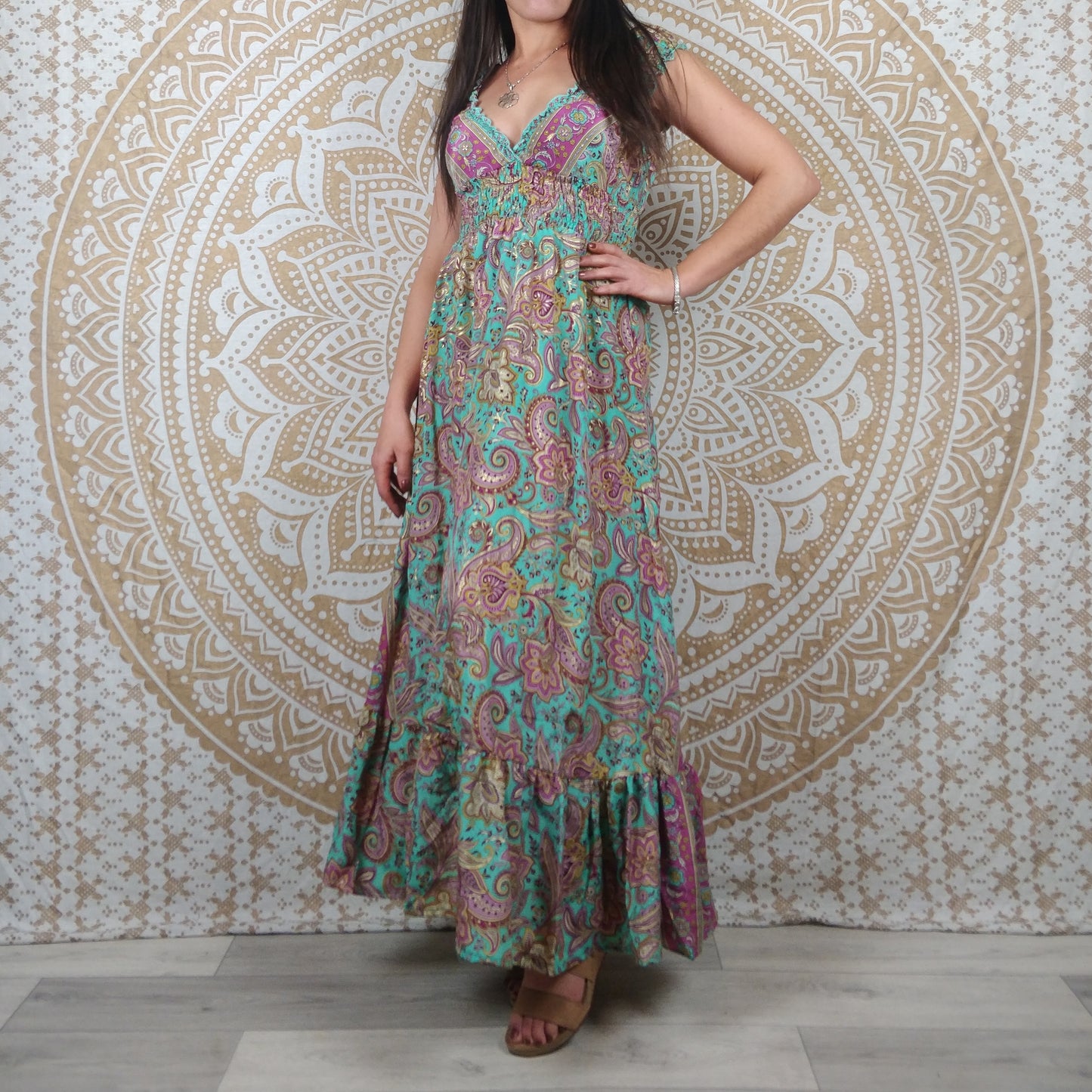 Robe longue Khersa en soie indienne. Maxi robe bohème en soie indienne avec manches courtes. Imprimé fleuri bleu et rose avec insertions dorées.