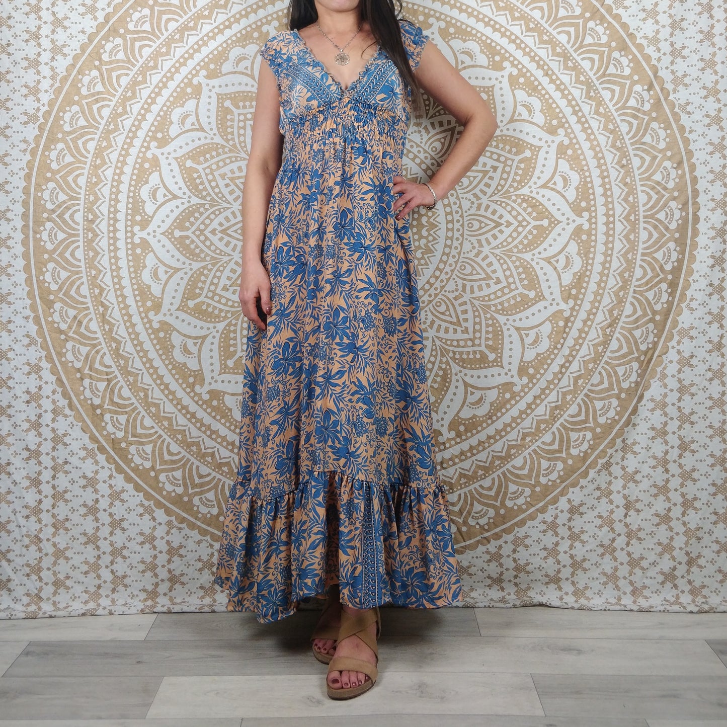 Robe longue Khersa en soie indienne. Maxi robe bohème en soie indienne avec manches courtes. Imprimé fleuri orange et bleu.