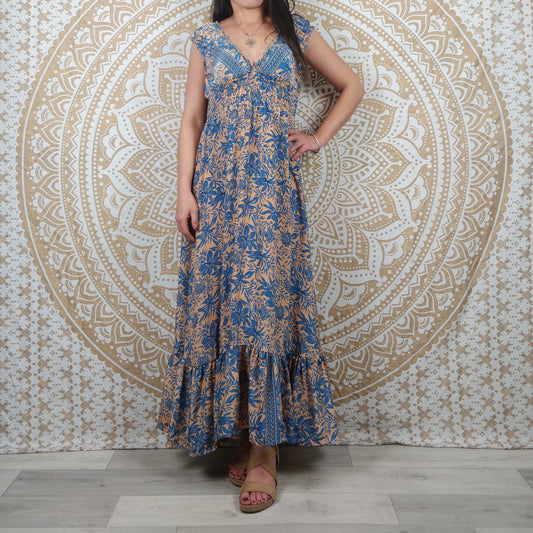 Robe longue Khersa en soie indienne. Maxi robe bohème en soie indienne avec manches courtes. Imprimé fleuri orange et bleu.