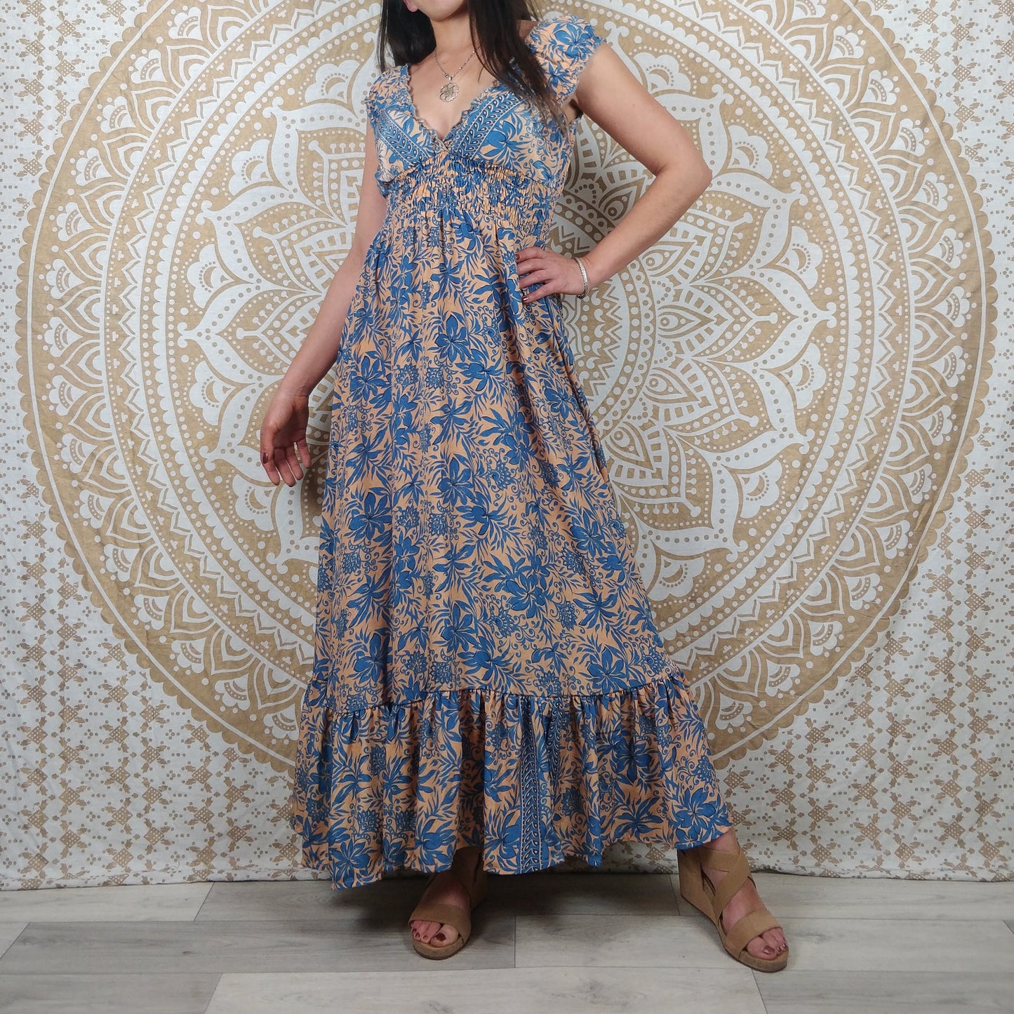 Robe longue Khersa en soie indienne. Maxi robe bohème en soie indienne avec manches courtes. Imprimé fleuri orange et bleu.