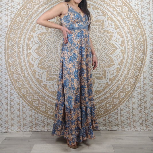 Robe longue Itara en soie indienne. Maxi robe bohème évasée avec bretelles. Imprimé fleuri orange et bleu.