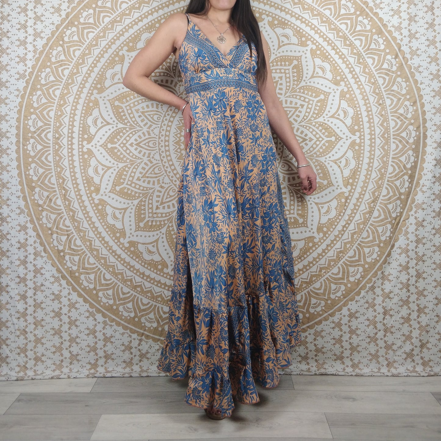 Robe longue Itara en soie indienne. Maxi robe bohème évasée avec bretelles. Imprimé fleuri orange et bleu.