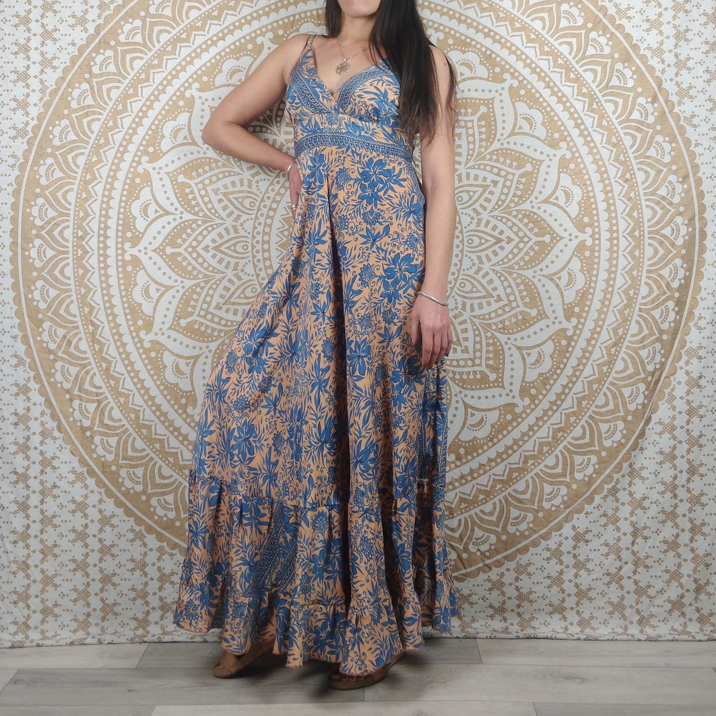 Robe longue Itara en soie indienne. Maxi robe bohème évasée avec bretelles. Imprimé fleuri orange et bleu.