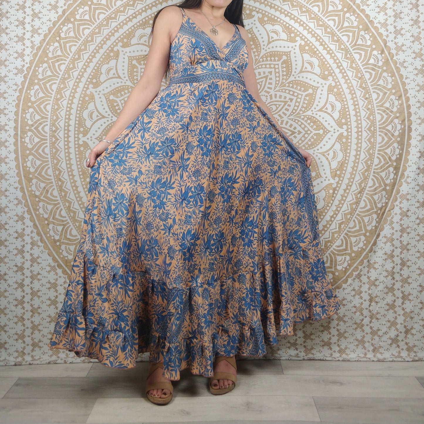 Robe longue Itara en soie indienne. Maxi robe bohème évasée avec bretelles. Imprimé fleuri orange et bleu.