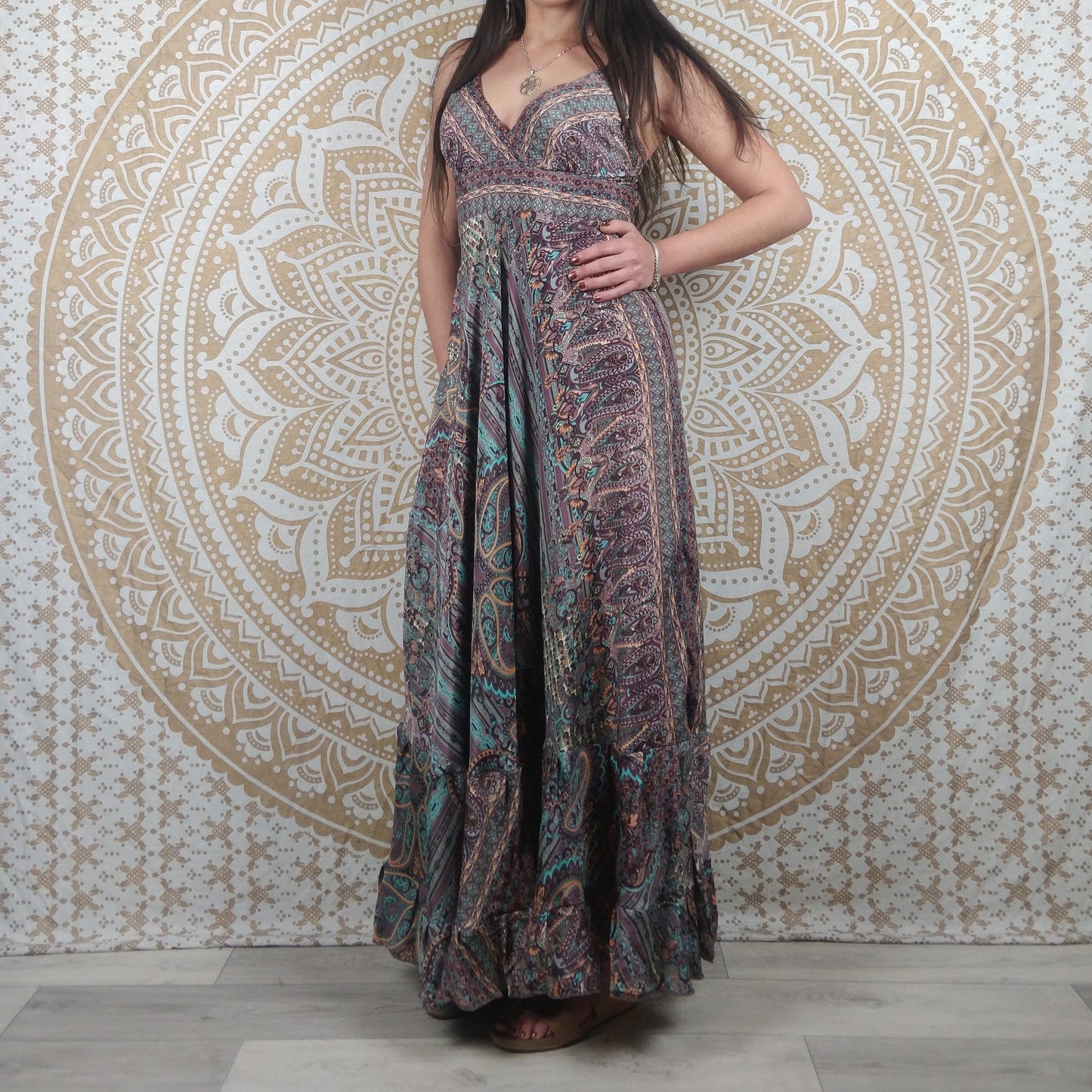 Robe longue Itara en soie indienne. Maxi robe bohème évasée avec bretelles. Imprimé ethnique violet.