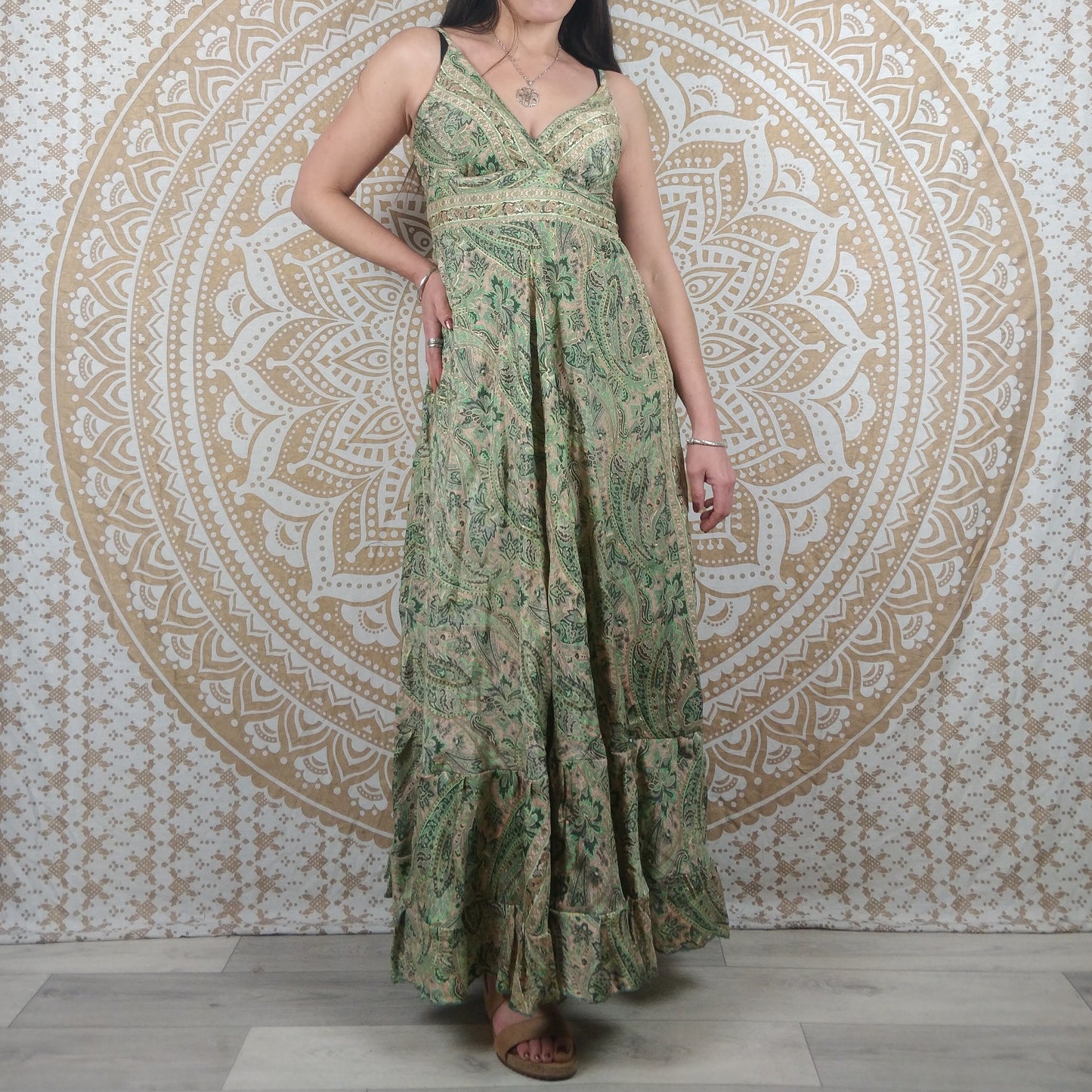 Robe longue Itara en soie indienne. Maxi robe bohème évasée avec bretelles. Imprimé paisley vert avec insertions or.