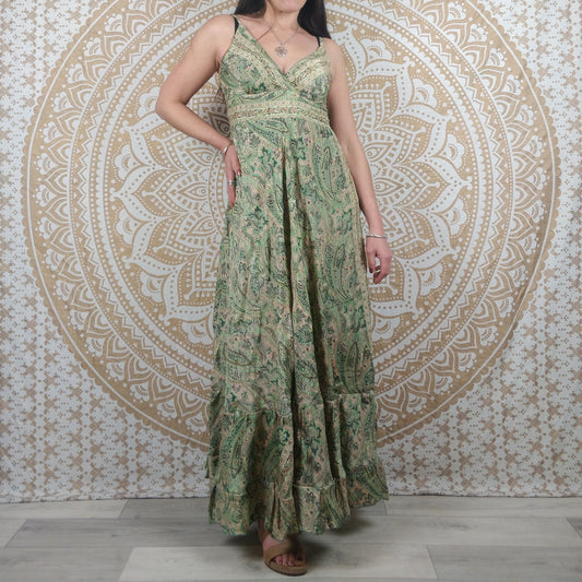 Robe longue Itara en soie indienne. Maxi robe bohème évasée avec bretelles. Imprimé paisley vert avec insertions or.