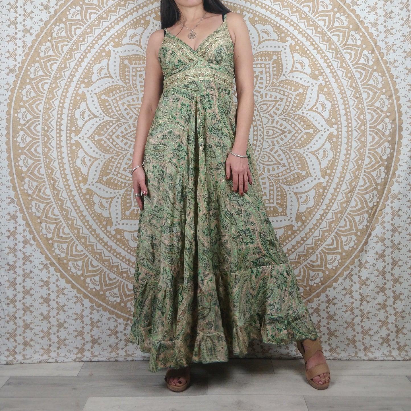 Robe longue Itara en soie indienne. Maxi robe bohème évasée avec bretelles. Imprimé paisley vert avec insertions or.