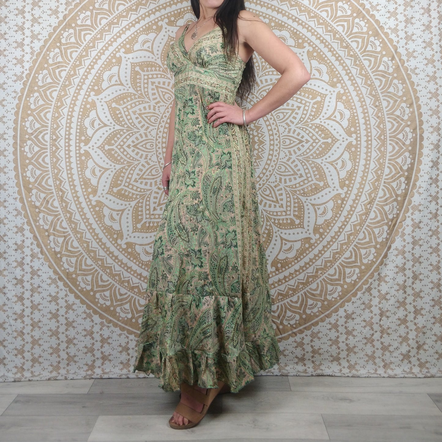 Robe longue Itara en soie indienne. Maxi robe bohème évasée avec bretelles. Imprimé paisley vert avec insertions or.