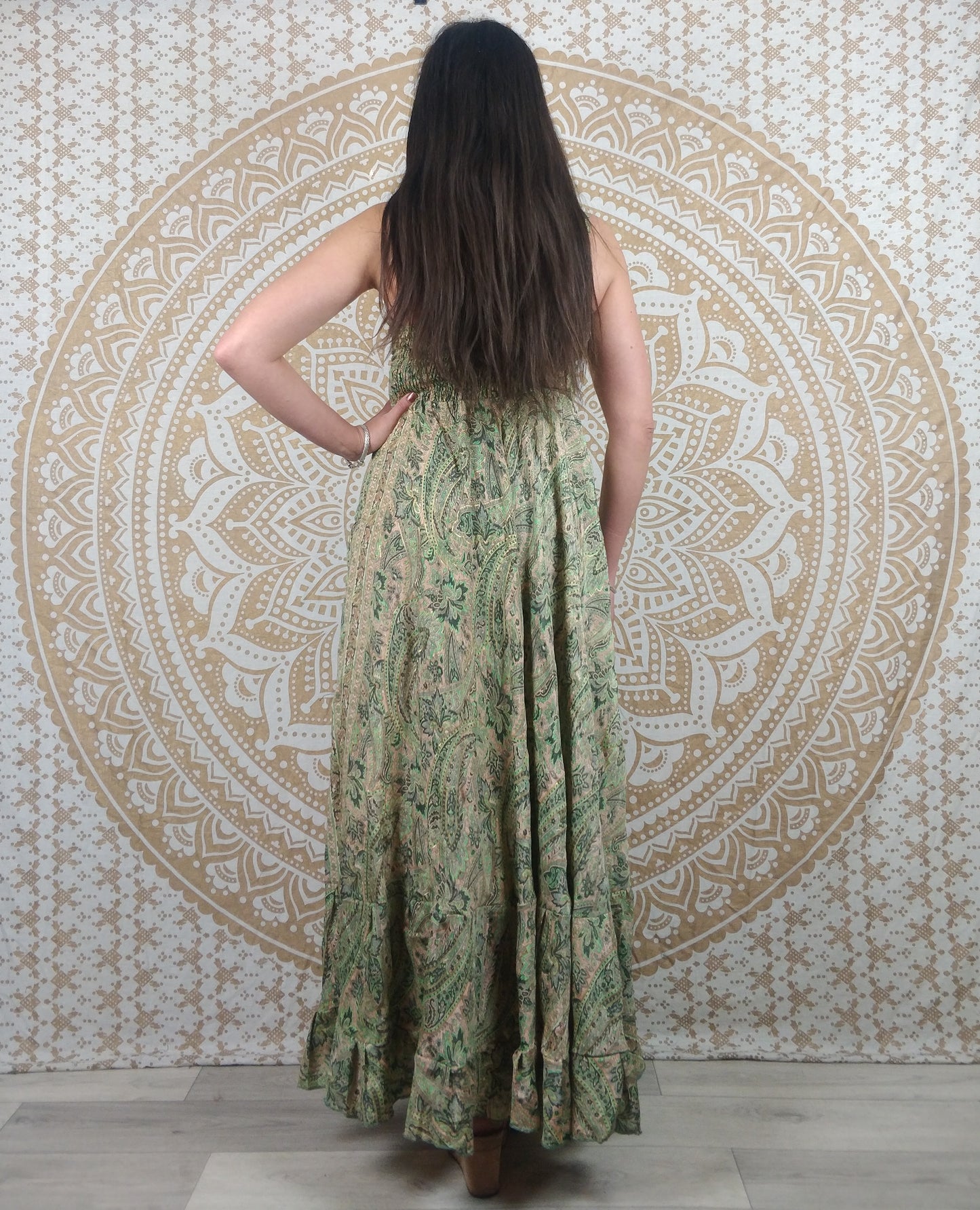 Robe longue Itara en soie indienne. Maxi robe bohème évasée avec bretelles. Imprimé paisley vert avec insertions or.