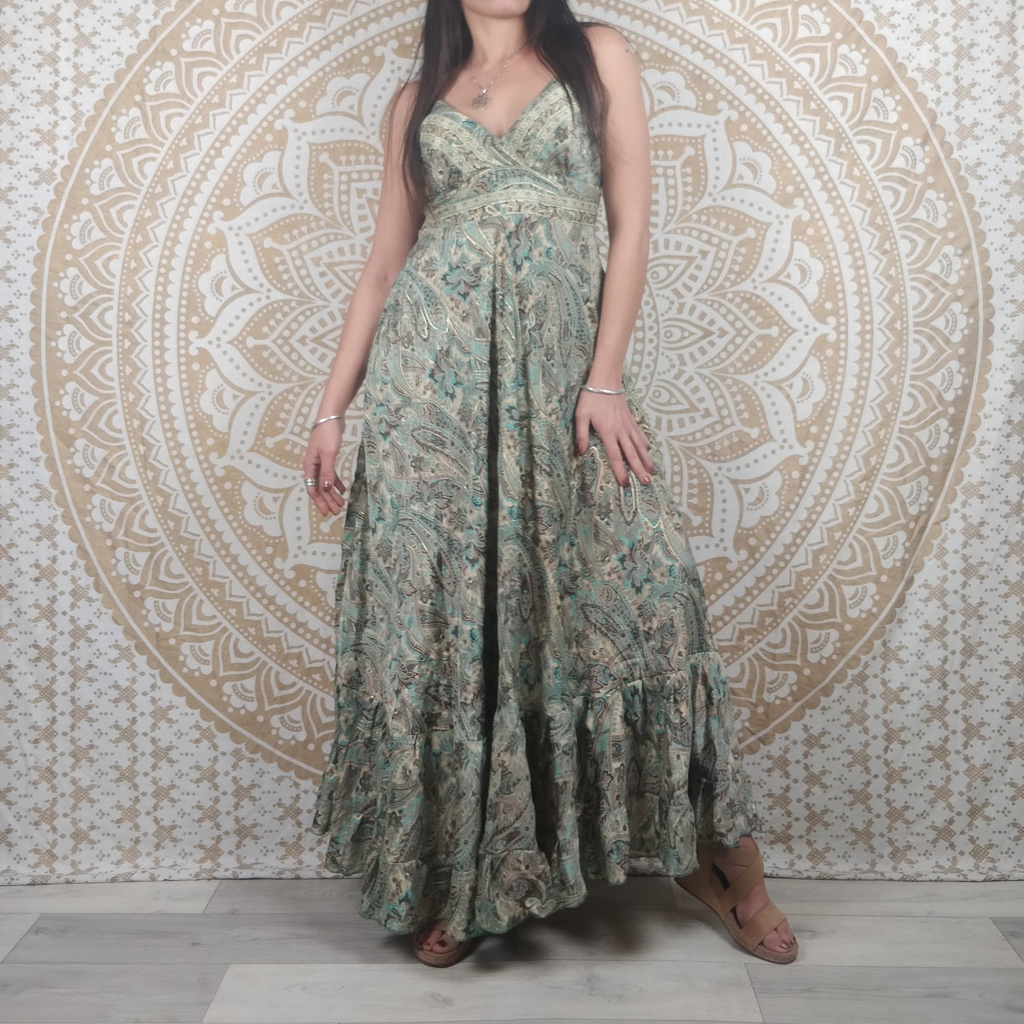 Robe longue Itara en soie indienne. Maxi robe bohème évasée avec bretelles. Imprimé paisley bleu avec insertions or.