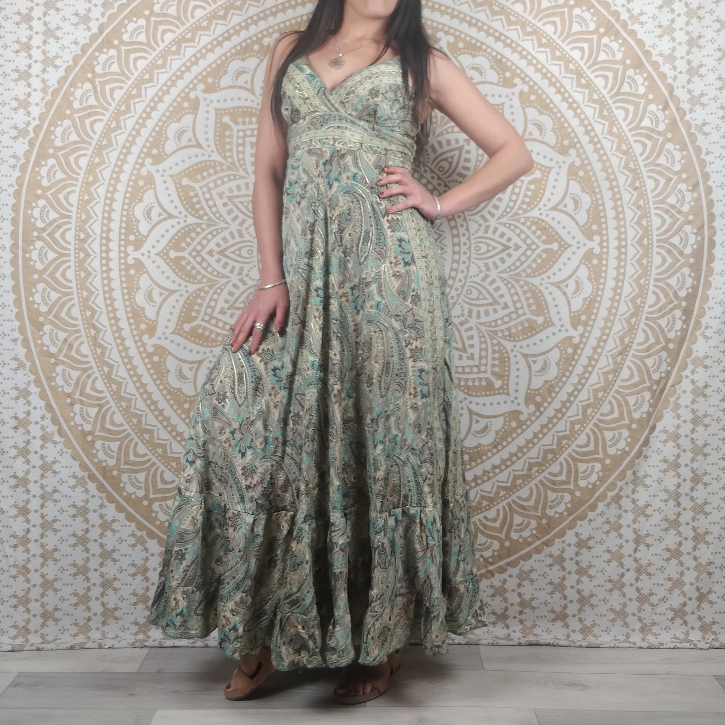 Robe longue Itara en soie indienne. Maxi robe bohème évasée avec bretelles. Imprimé paisley bleu avec insertions or.