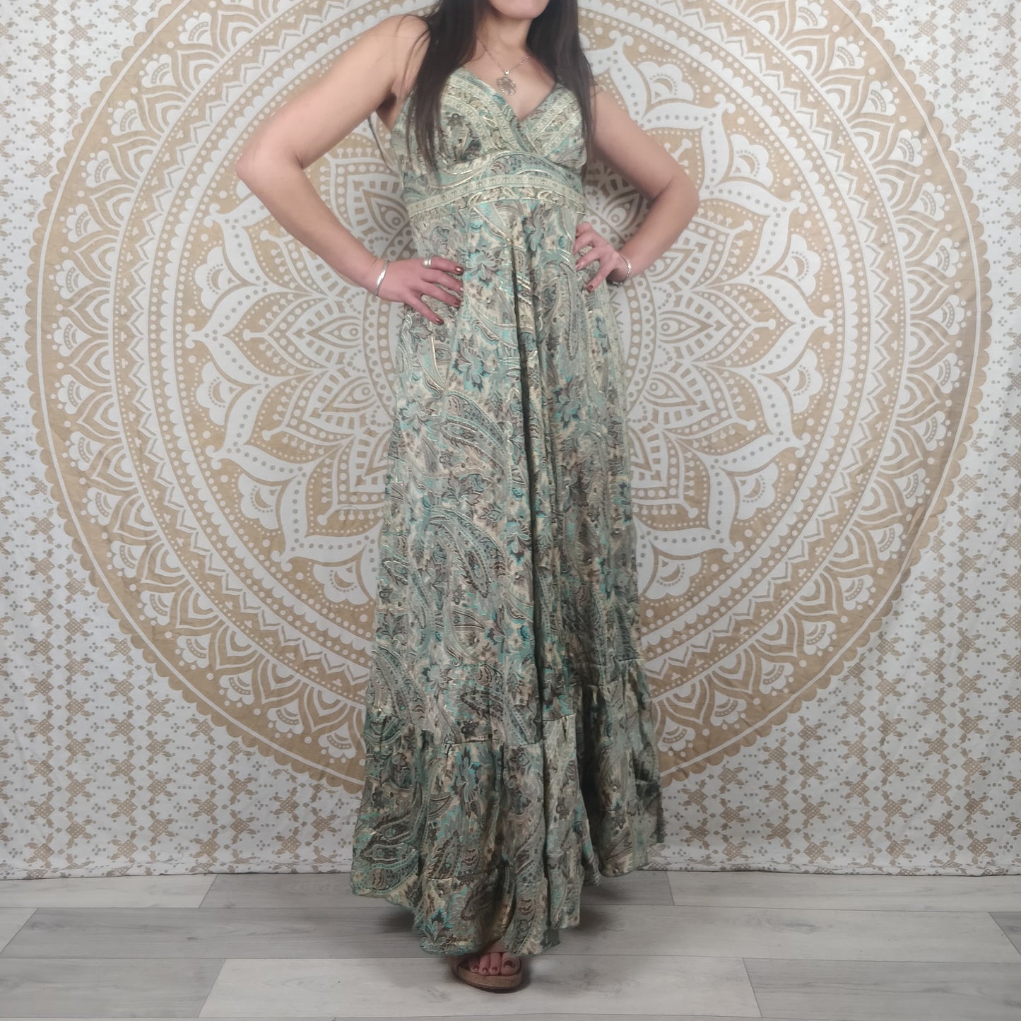 Robe longue Itara en soie indienne. Maxi robe bohème évasée avec bretelles. Imprimé paisley bleu avec insertions or.