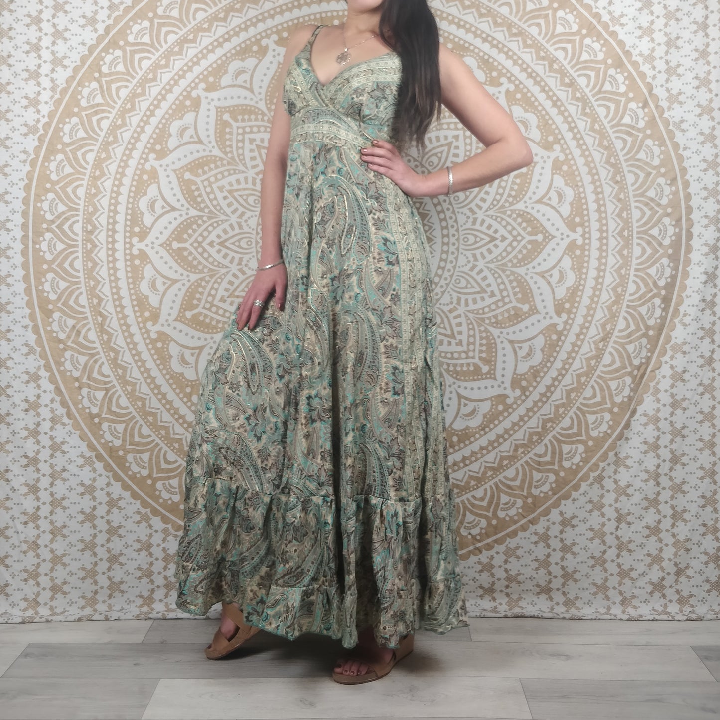 Robe longue Itara en soie indienne. Maxi robe bohème évasée avec bretelles. Imprimé paisley bleu avec insertions or.