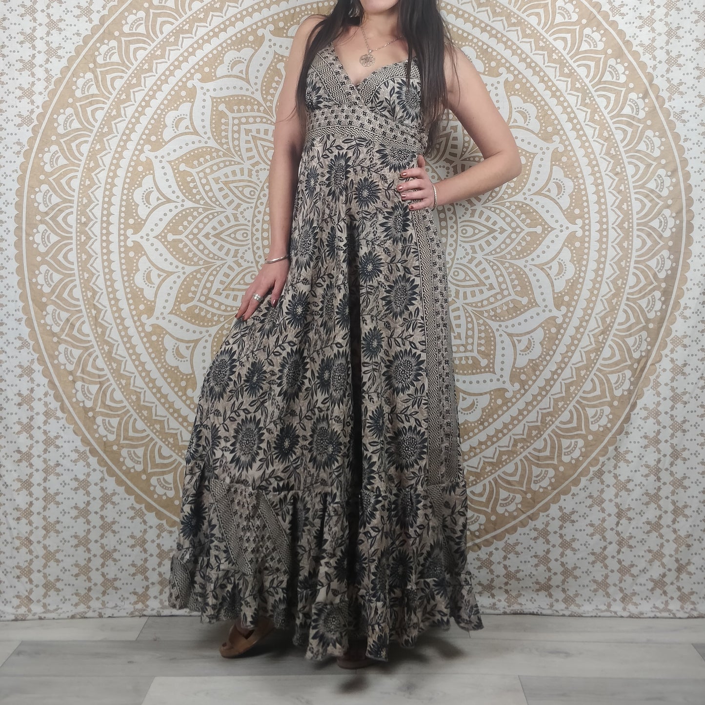 Robe longue Itara en soie indienne. Maxi robe bohème évasée avec bretelles. Imprimé fleuri noir et marron