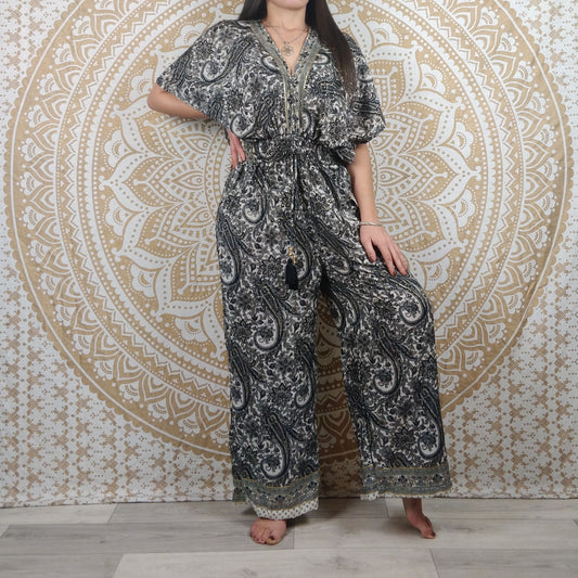 Combinaison femme Jalley en soie indienne. Combi ajustée avec jambes larges et manches courtes. Imprimé paisley gris, noir et blanc avec insertions or.