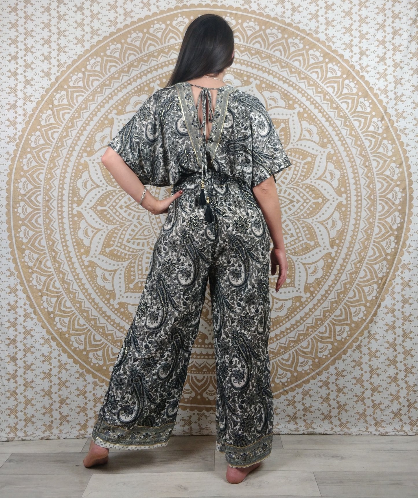 Combinaison femme Jalley en soie indienne. Combi ajustée avec jambes larges et manches courtes. Imprimé paisley gris, noir et blanc avec insertions or.