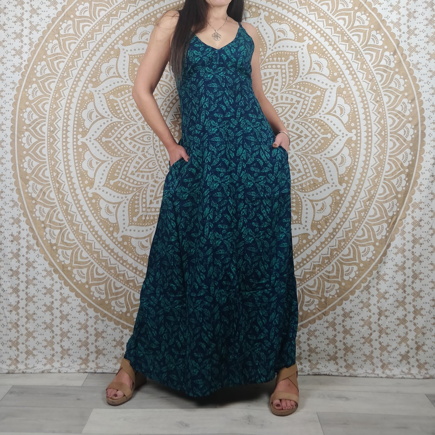 Robe longue Salyana. Robe ethnique chic à fines bretelles. Imprimé feuilles vert et bleu.