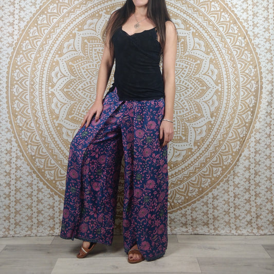 Pantalon Sikar en soie indienne. Pantalon ample, ouvert sur les cotés. Imprimé bleu et rose.