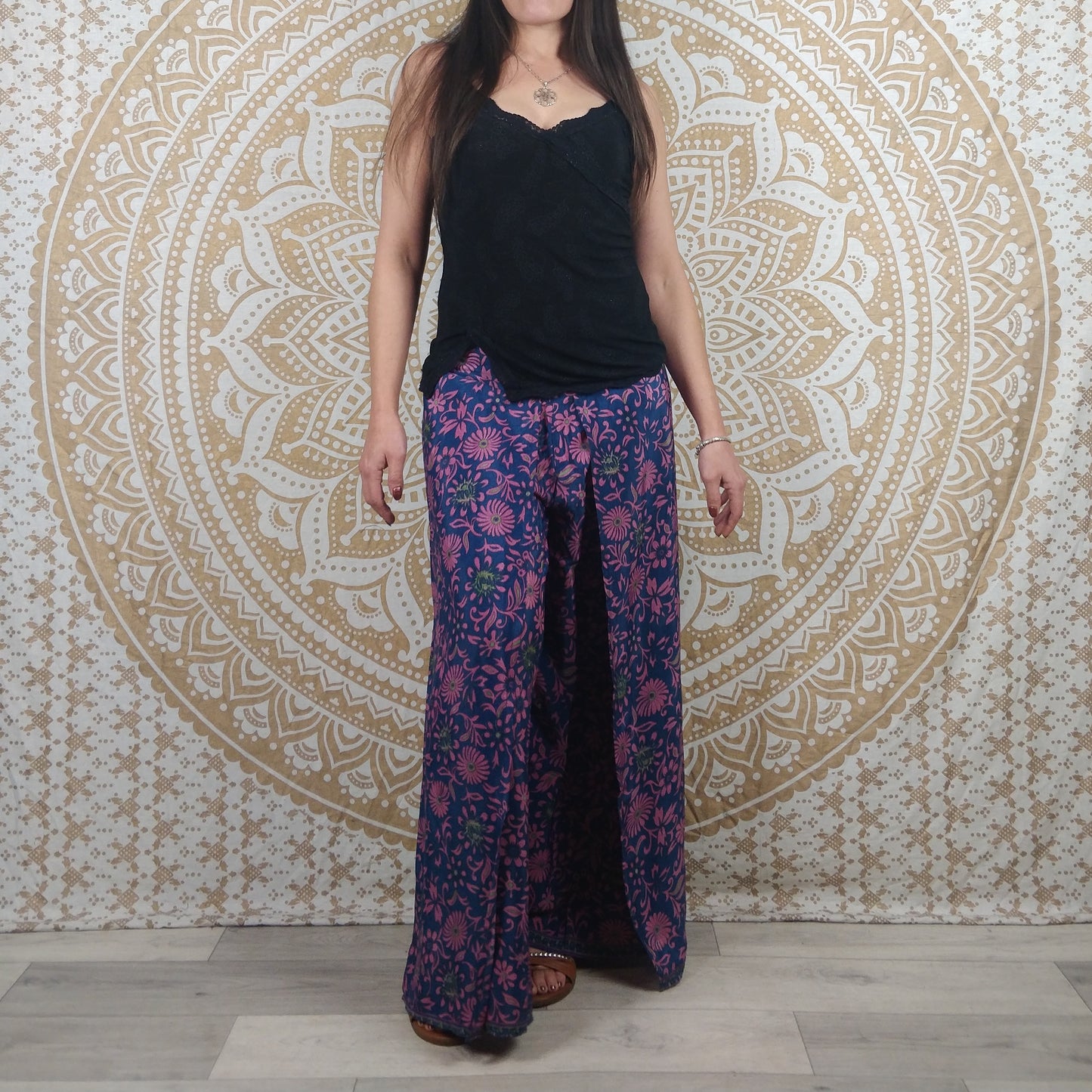 Pantalon Sikar en soie indienne. Pantalon ample, ouvert sur les cotés. Imprimé bleu et rose.