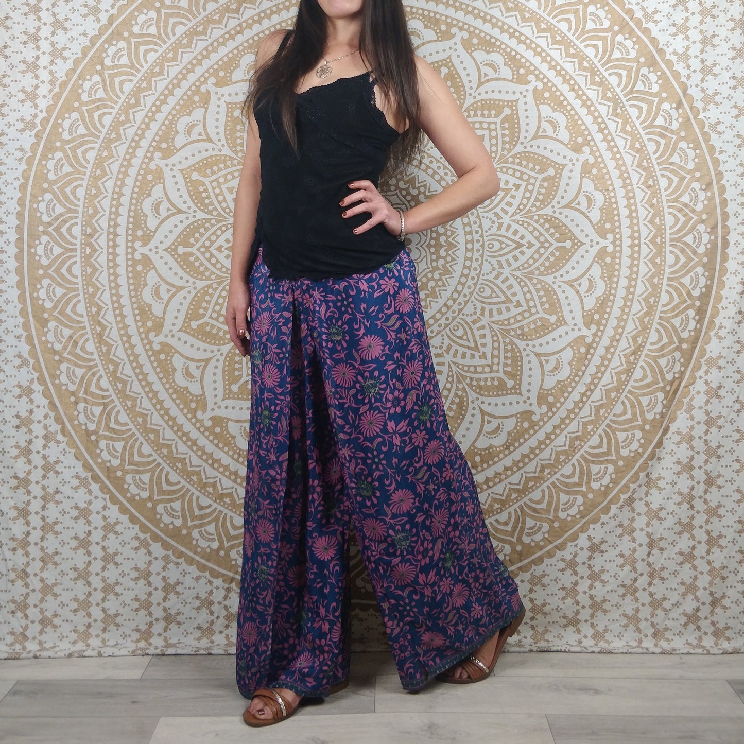 Pantalon Sikar en soie indienne. Pantalon ample, ouvert sur les cotés. Imprimé bleu et rose.