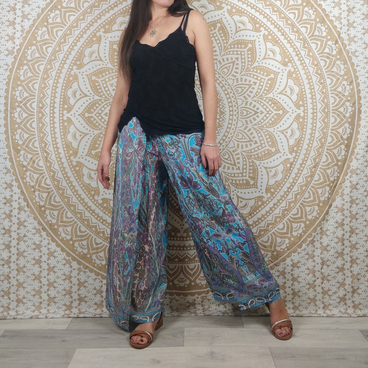 Pantalon Sikar en soie indienne. Pantalon ample, ouvert sur les cotés. Imprimé bleu et violet.