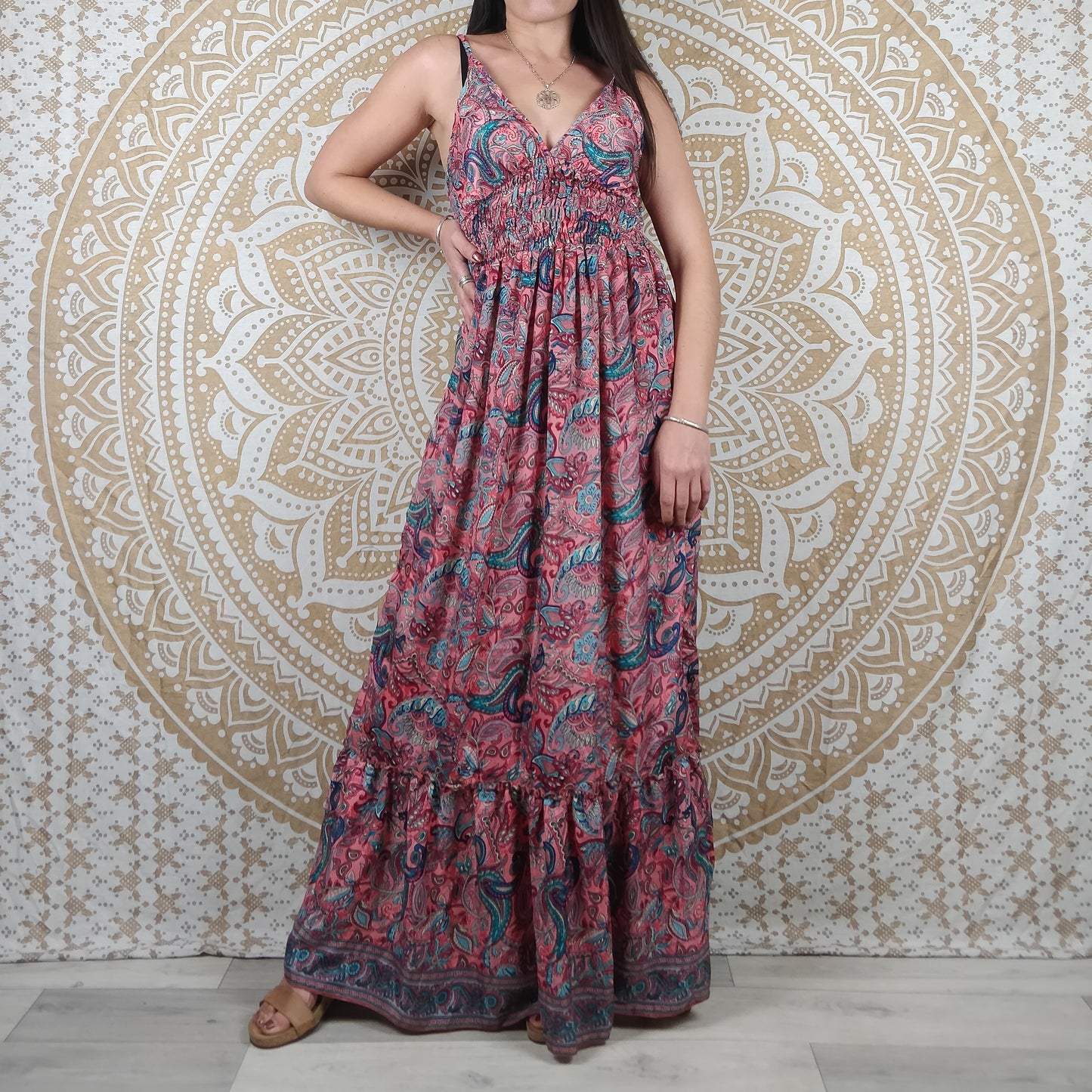 Robe longue Agali en soie indienne. Maxi robe boho avec fines bretelles. Imprimé paisley bleu / orange et beige / jaune, marron, blanc /rose