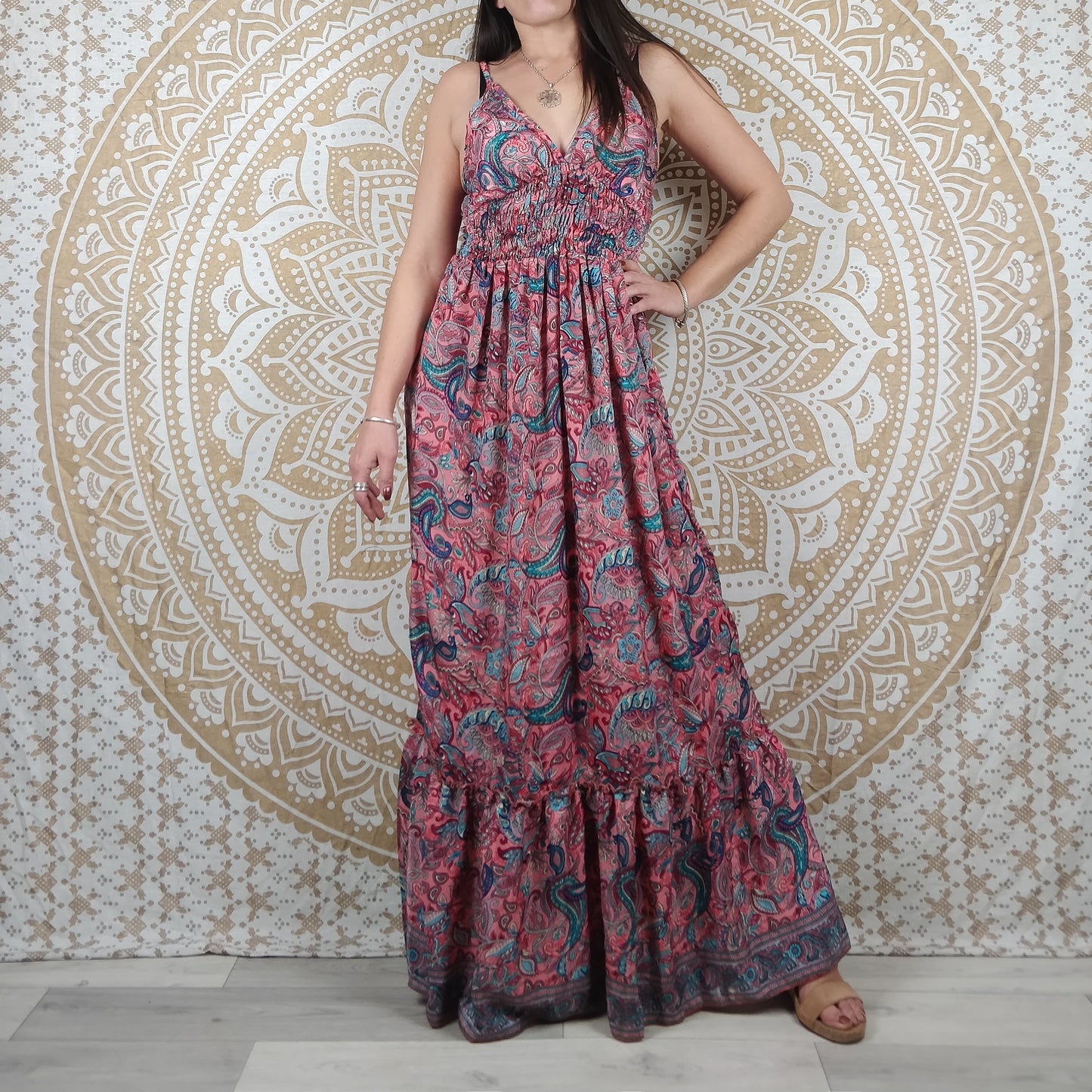 Robe longue Agali en soie indienne. Maxi robe boho avec fines bretelles. Imprimé paisley bleu / orange et beige / jaune, marron, blanc /rose