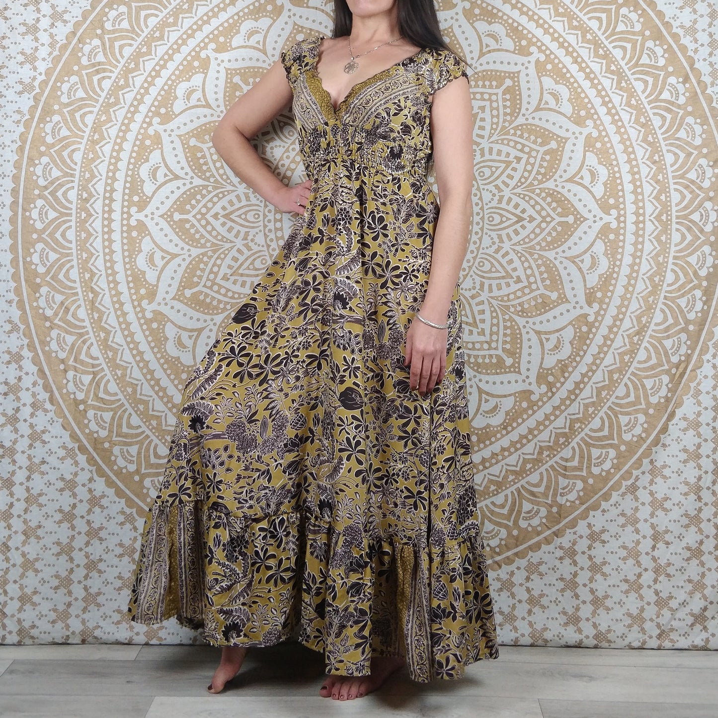 Robe longue Khersa en soie indienne. Maxi robe bohème en soie indienne avec manches courtes. Imprimé fleuri marron.