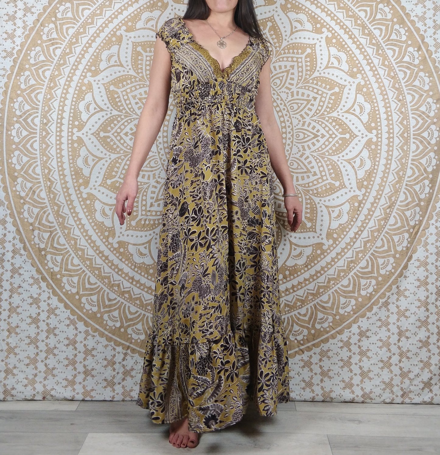 Robe longue Khersa en soie indienne. Maxi robe bohème en soie indienne avec manches courtes. Imprimé fleuri marron.