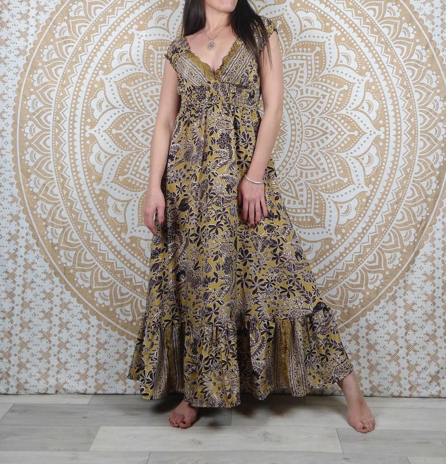 Robe longue Khersa en soie indienne. Maxi robe bohème en soie indienne avec manches courtes. Imprimé fleuri marron.