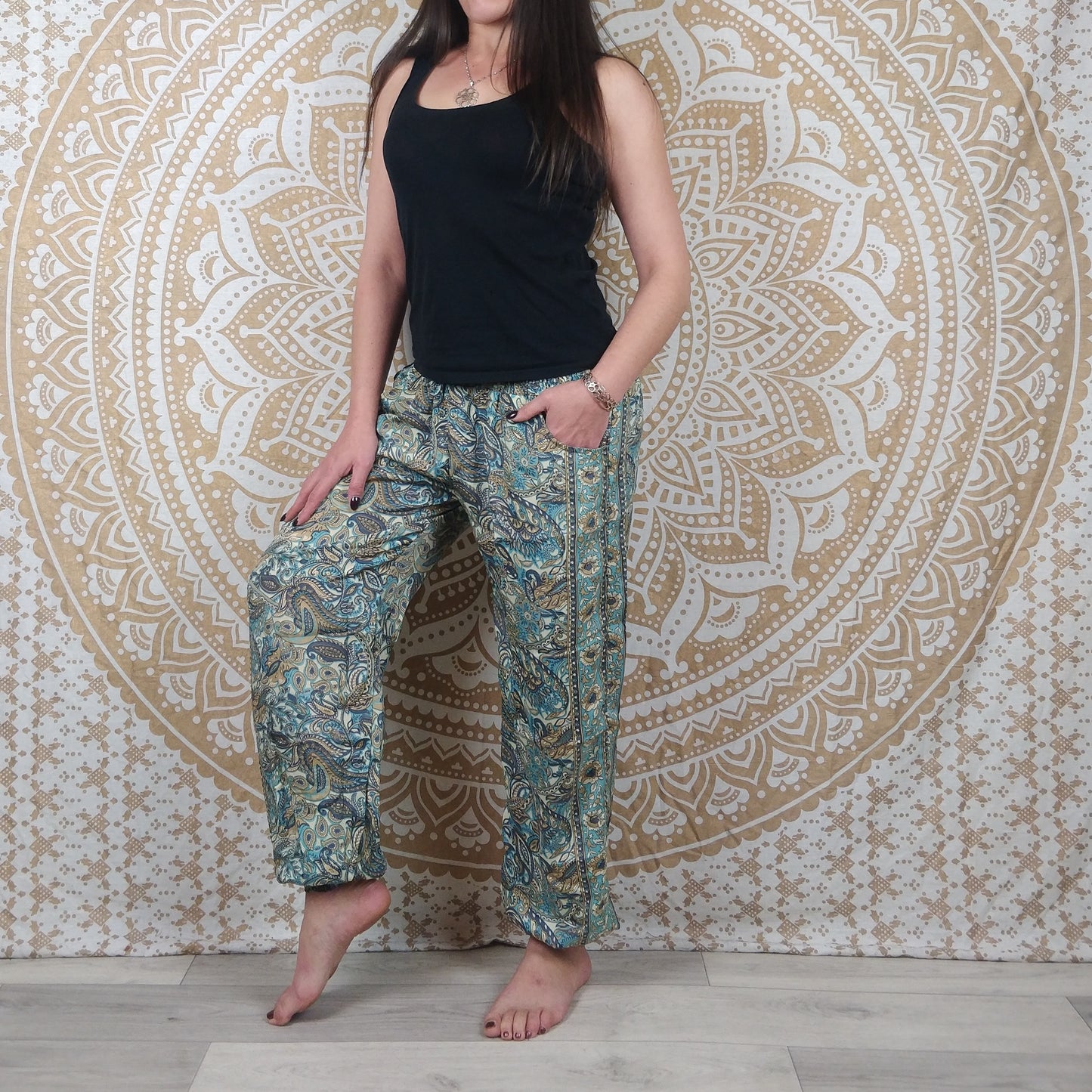 Pantalon Pilani en soie indienne. Pantalon harem coupe droite et ample. Imprimé paisley blanc et bleu.