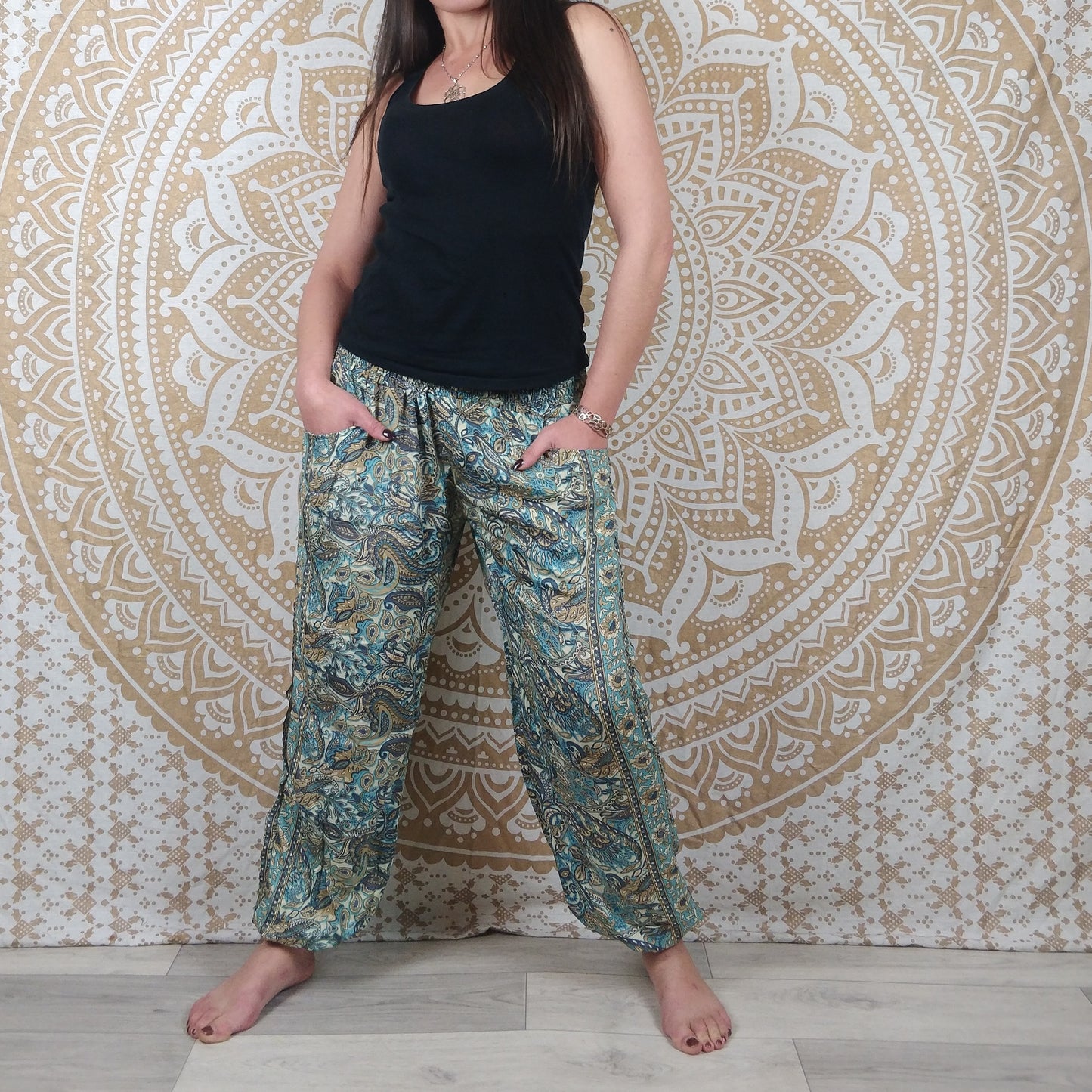 Pantalon Pilani en soie indienne. Pantalon harem coupe droite et ample. Imprimé paisley blanc et bleu.