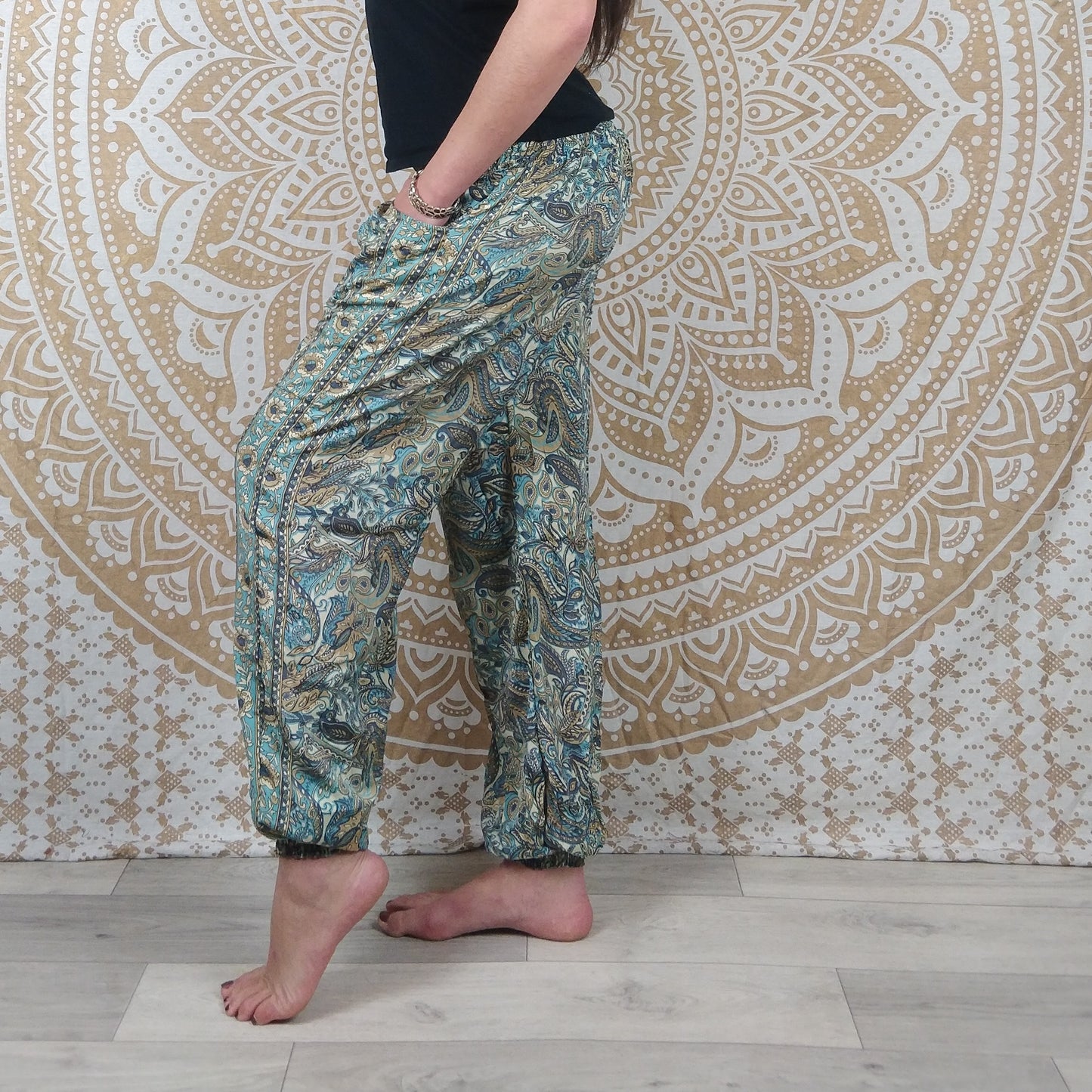 Pantalon Pilani en soie indienne. Pantalon harem coupe droite et ample. Imprimé paisley blanc et bleu.