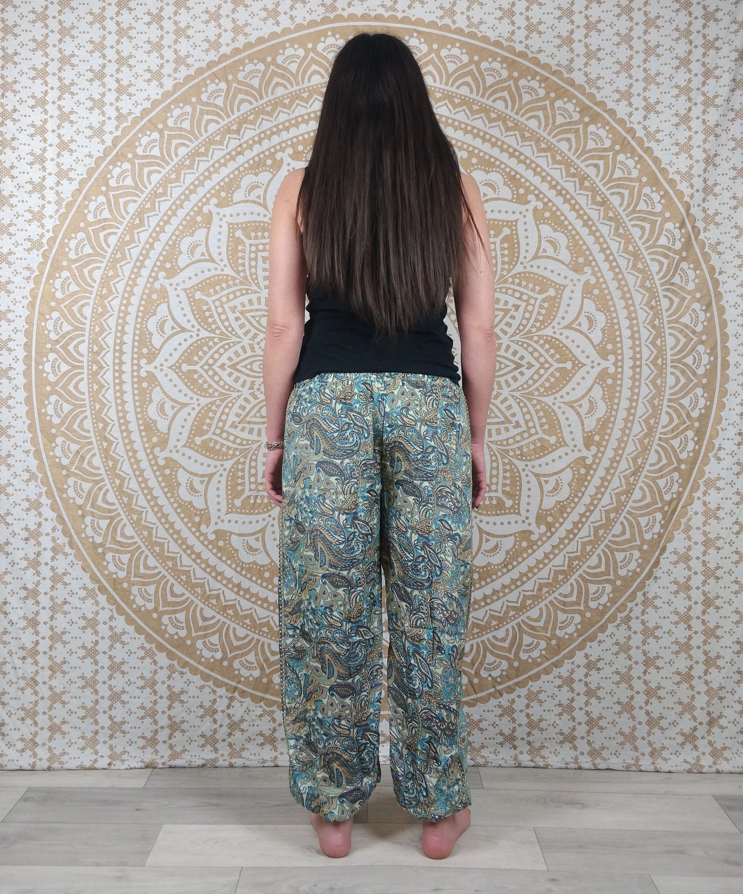 Pantalon Pilani en soie indienne. Pantalon harem coupe droite et ample. Imprimé paisley blanc et bleu.