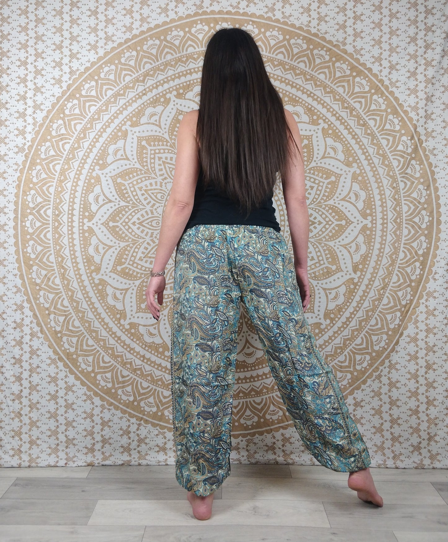 Pantalon Pilani en soie indienne. Pantalon harem coupe droite et ample. Imprimé paisley blanc et bleu.