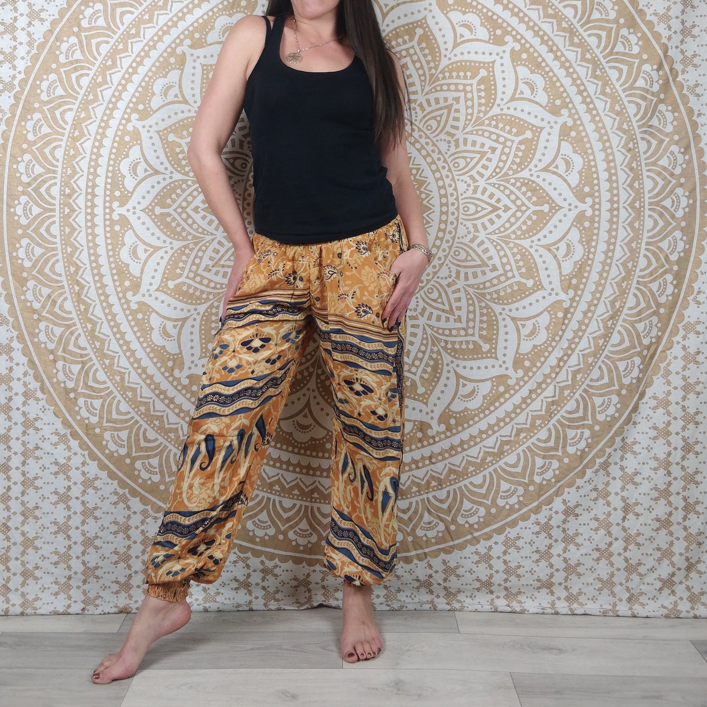 Pantalon Pilani en soie indienne. Pantalon harem coupe droite et ample. Imprimé paisley ocre et bleu.