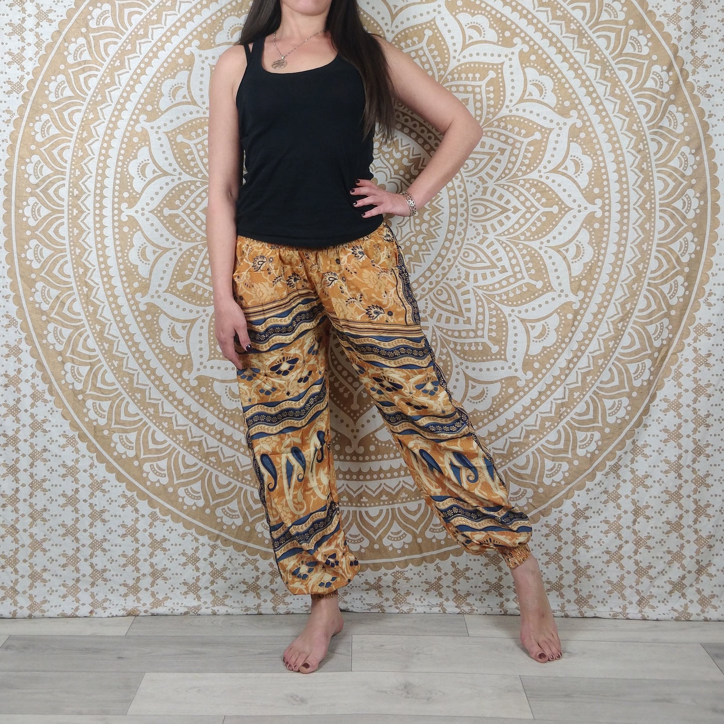 Pantalon Pilani en soie indienne. Pantalon harem coupe droite et ample. Imprimé paisley ocre et bleu.