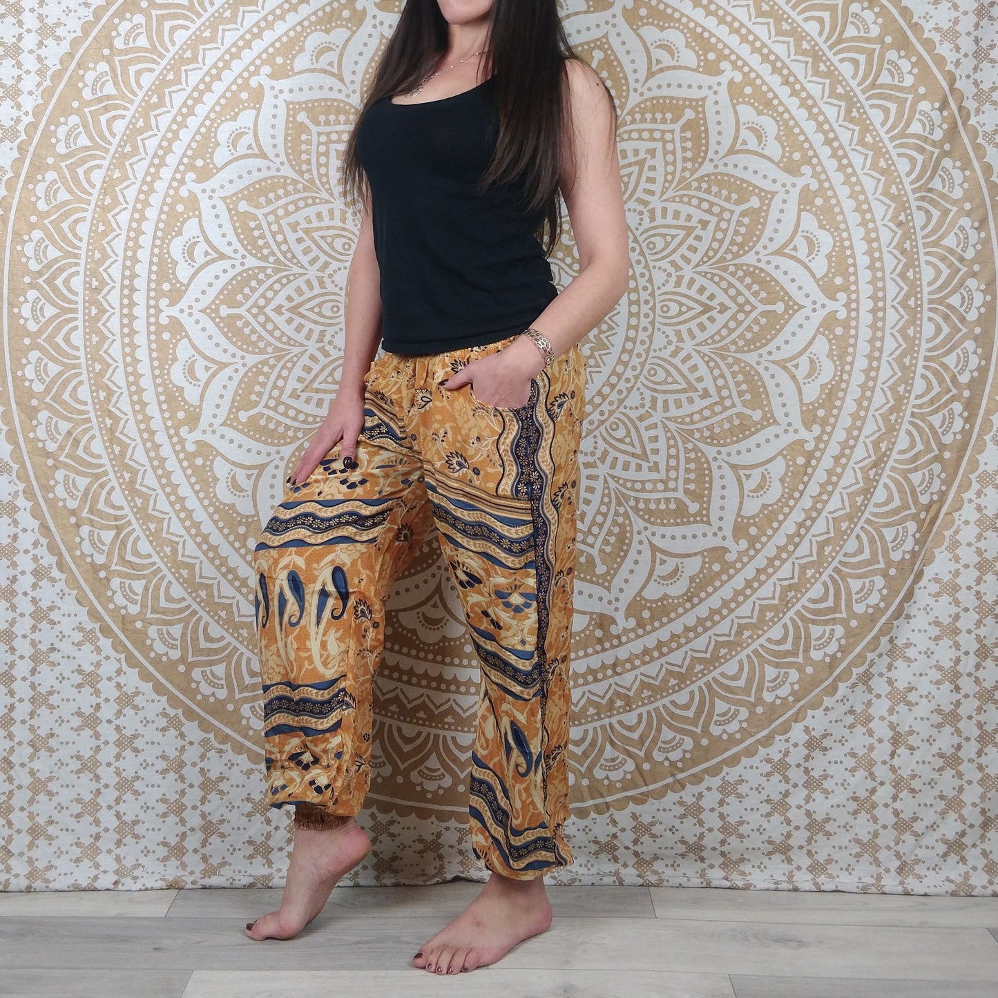 Pantalon Pilani en soie indienne. Pantalon harem coupe droite et ample. Imprimé paisley ocre et bleu.