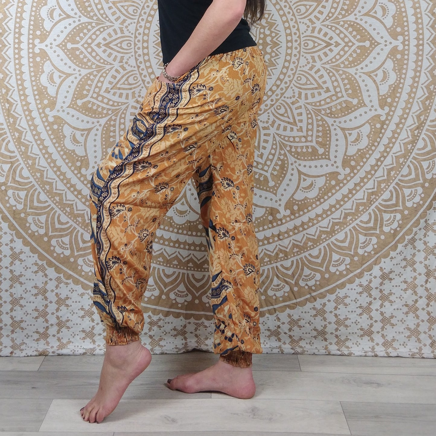 Pantalon Pilani en soie indienne. Pantalon harem coupe droite et ample. Imprimé paisley ocre et bleu.